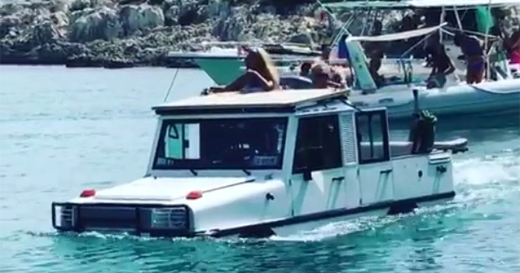 «Αμφίβιο» τζιπ αλωνίζει στην Αντίπαξο μέσα στη θάλασσα (βίντεο)